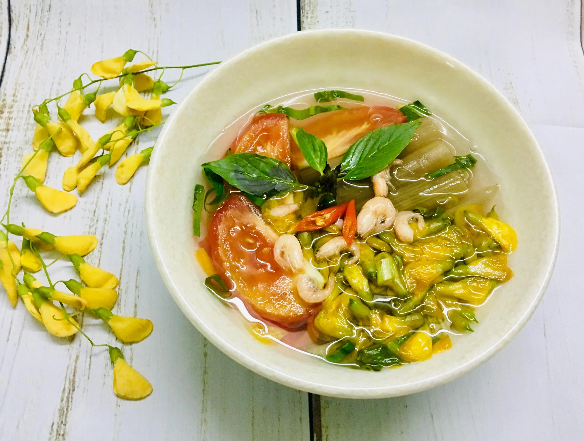 Canh Chua Miền Tây vs. Miền Bắc: Cuộc Đối Đầu Me, Sấu Đầy Hương Vị