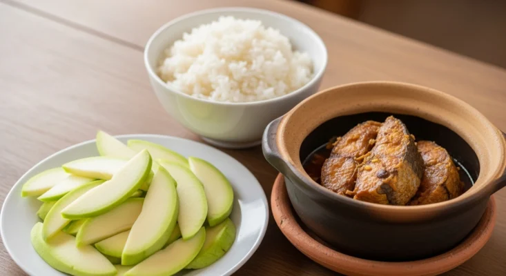 Ẩm Thực Độc Đáo Miền Tây: Khám Phá Món Cơm Trái Cây Cùng Cá Kho